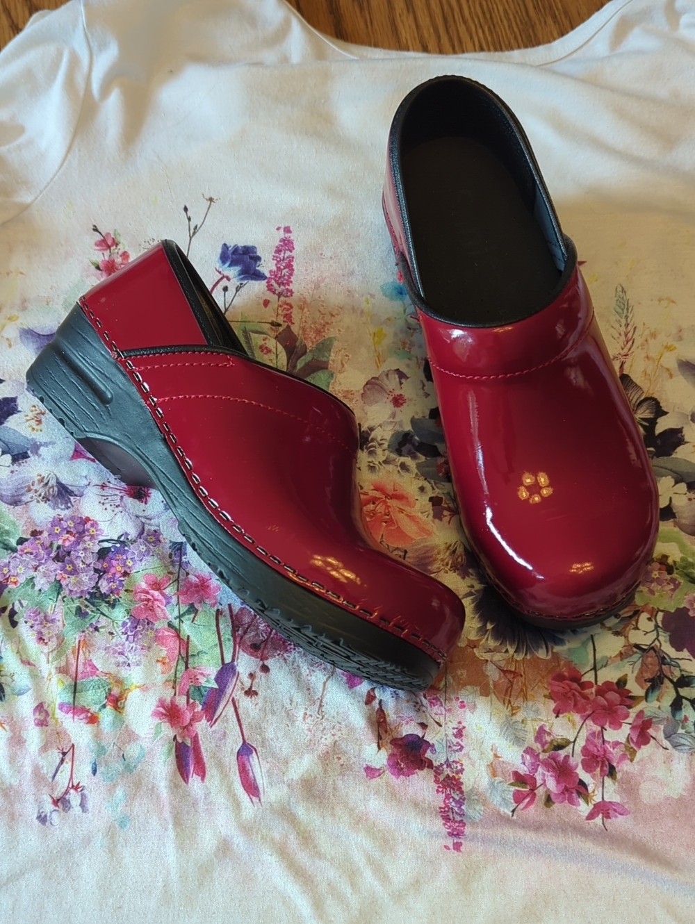 😎❤️🧑‍🔬 NWOT Women’s Red Sanita Nursing healthcare Clogs size 37 😎❤️🧑‍🔬
